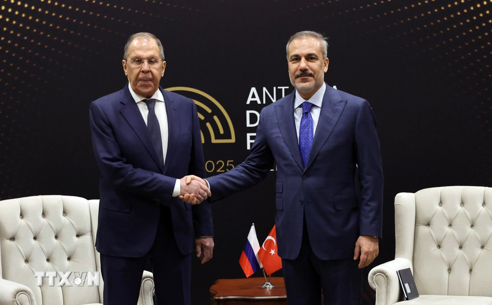 Ngoại trưởng Thổ Nhĩ Kỳ Hakan Fidan (phải) trong cuộc gặp người đồng cấp Nga Sergey Lavrov tại Antalya, ngày 12/4/2025. (Ảnh: THX/TTXVN)