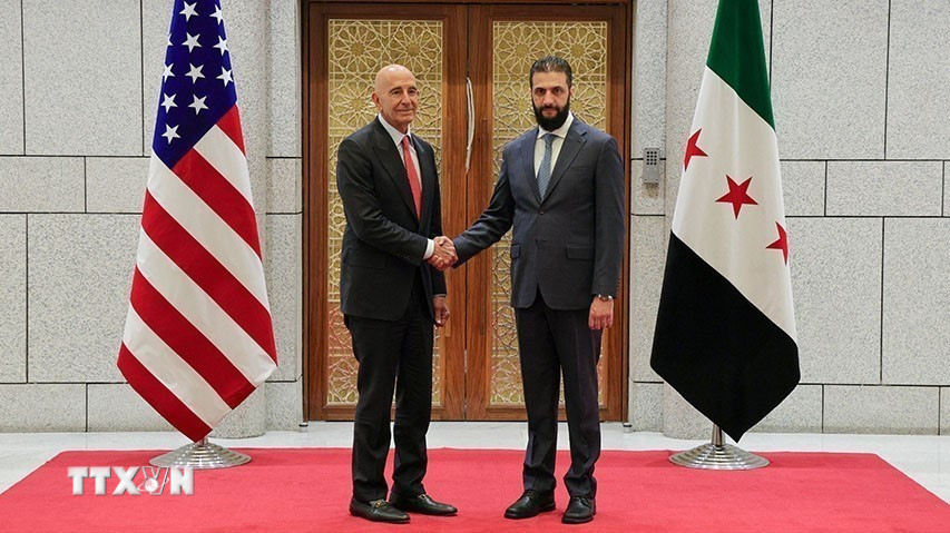 Tổng thống lâm thời Syria Ahmed al-Sharaa (phải) trong cuộc gặp Đặc phái viên Mỹ tại Syria Tom Barrack ở Damascus, ngày 29/5/2025. (Ảnh: AP/TTXVN)