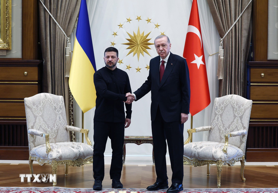 Tổng thống Thổ Nhĩ Kỳ Recep Tayyip Erdogan (phải) trong cuộc gặp người đồng cấp Ukraine Volodymyr Zelensky tại Ankara, ngày 15/5/2025. (Ảnh: THX/TTXVN)