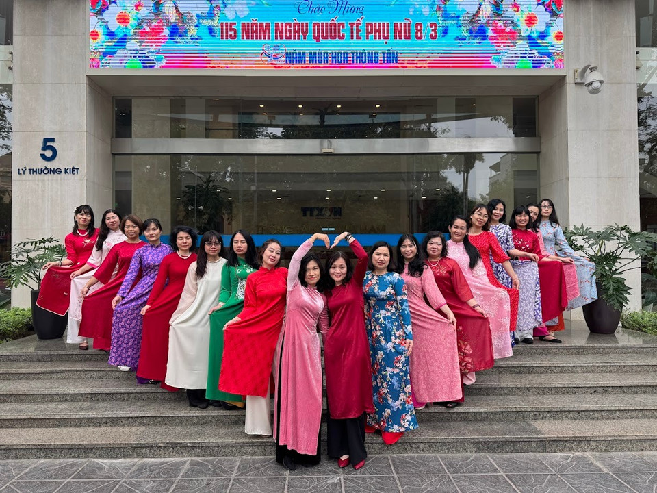 Báo Điện tử VietnamPlus hưởng hứng Tuần lễ áo dài. (Ảnh: Vietnam+)