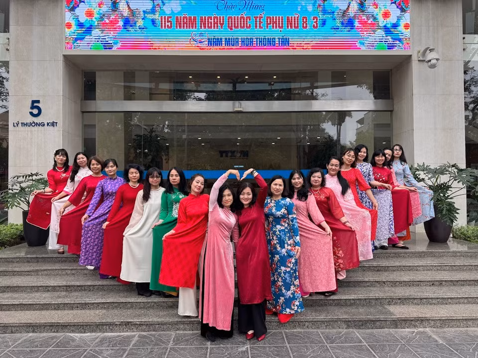 Báo Điện tử VietnamPlus hưởng hứng Tuần lễ áo dài. (Ảnh: Vietnam+)