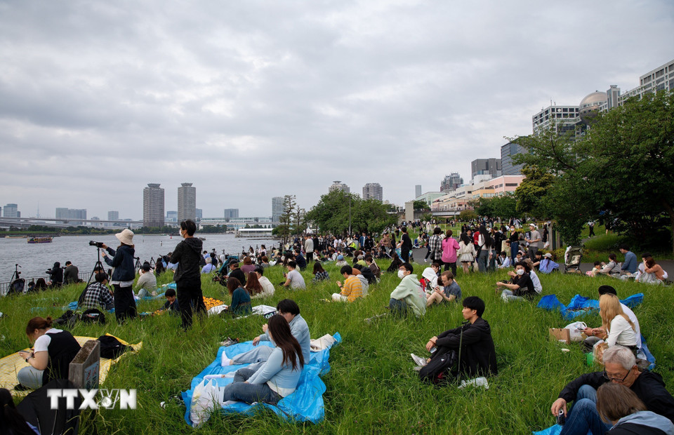 Từ buổi chiều, đông đảo người dân đã tới quanh khu vực bãi biển Odaiba để "giữ chỗ." (Ảnh: Xuân Giao/TTXVN)