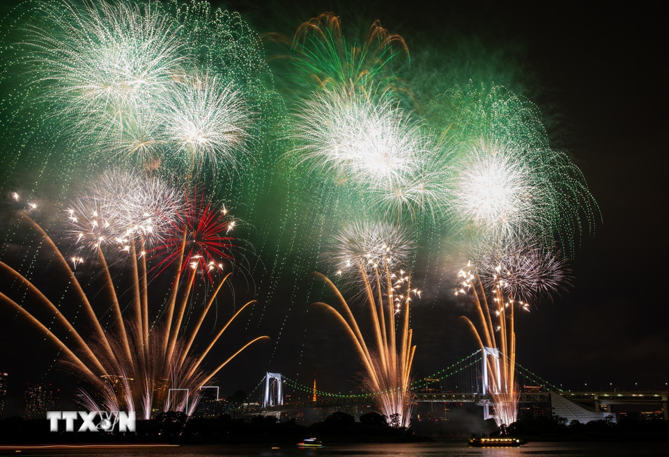 Kết thúc các lễ hội hoa mùa Xuân là lúc Nhật Bản bước vào mùa pháo hoa sôi động. (Ảnh: Xuân Giao/TTXVN)