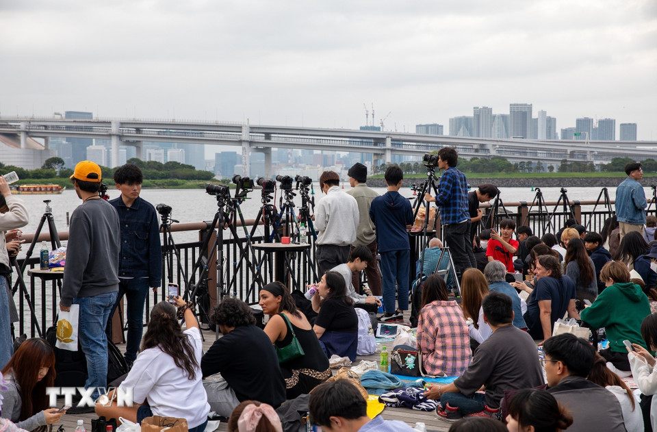 Nhiều người xếp hàng từ sớm để có những bức ảnh pháo hoa đẹp nhất. (Ảnh: Xuân Giao/TTXVN)