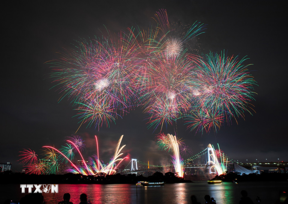 Màn trình diễn ấn tượng “STAR ISLAND 2025” tại khu vực công viên bãi biển Odaiba, vịnh Tokyo. (Ảnh: Xuân Giao/TTXVN)