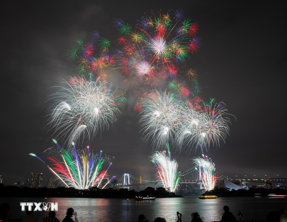Mùa Hanabi ở Thủ đô Tokyo của Nhật Bản năm nay khởi đầu bằng màn trình diễn ấn tượng “STAR ISLAND 2025” tại khu vực công viên bãi biển Odaiba, vịnh Tokyo trong hai ngày 24-25/5. (Ảnh: Xuân Giao/TTXVN)