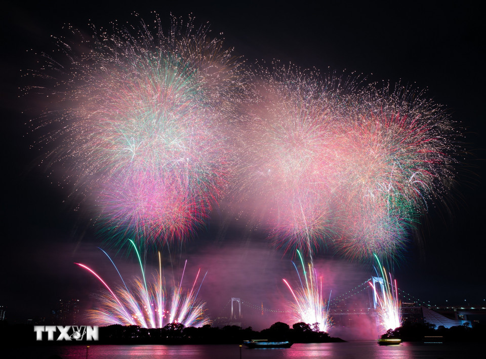 Những loạt pháo hoa ấn tượng tại sự kiện “STAR ISLAND 2025.” (Ảnh: Xuân Giao/TTXVN)