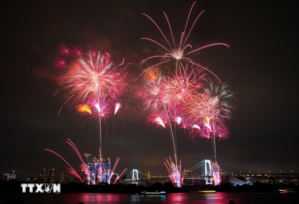 Hàng chục nghìn quả pháo hoa rực rỡ sắc màu trên bầu trời vịnh Tokyo báo hiệu cho một mùa Hanabi tuyệt vời. (Ảnh: Xuân Giao/TTXVN)