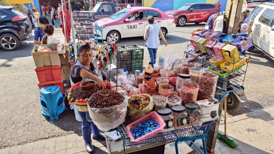 Ngoài kinh doanh hoa, chợ Jamaica cũng bán nhiều loại đồ ăn và thực phẩm truyền thống phục vụ khách hàng. (Ảnh: Phi Hùng/TTXVN)