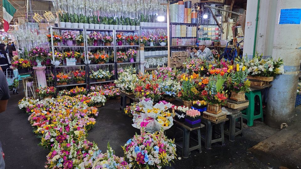 Chợ hoa Jamaica có khoảng 1.150 gian hàng, trong đó 40% chuyên bán hoa lẻ, 25% chuyên làm hoa trang trí và 4,3% bán chậu cây và phụ kiện. (Ảnh: Phi Hùng/TTXVN)