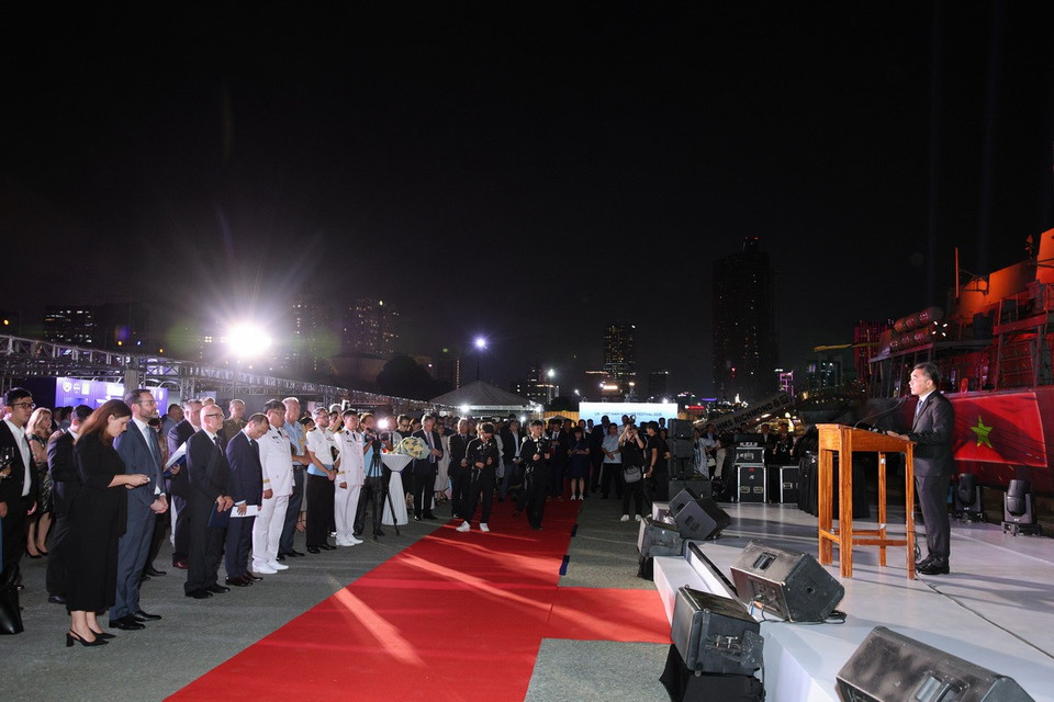 Nhân dịp này, Tổng Lãnh sự quán Anh tại Thành phố Hồ Chí Minh đã tổ chức Lễ hội mùa hè Vương quốc Anh-Việt Nam 2025 (UK-Vietnam Summer Festival) để chào đón tàu HMS Richmond cũng như mừng kỷ niệm 15 năm nâng cấp quan hệ Đối tác Chiến lược Vương quốc Anh-Việt Nam. Chương trình có sự tham dự của đại diện các đại sứ quán, các lãnh sự quán tại Thành phố Hồ Chí Minh, lãnh đạo Thành phố Hồ Chí Minh và người đứng đầu các doanh nghiệp Anh tại Việt Nam (Ảnh: Nguyễn Hoàng)