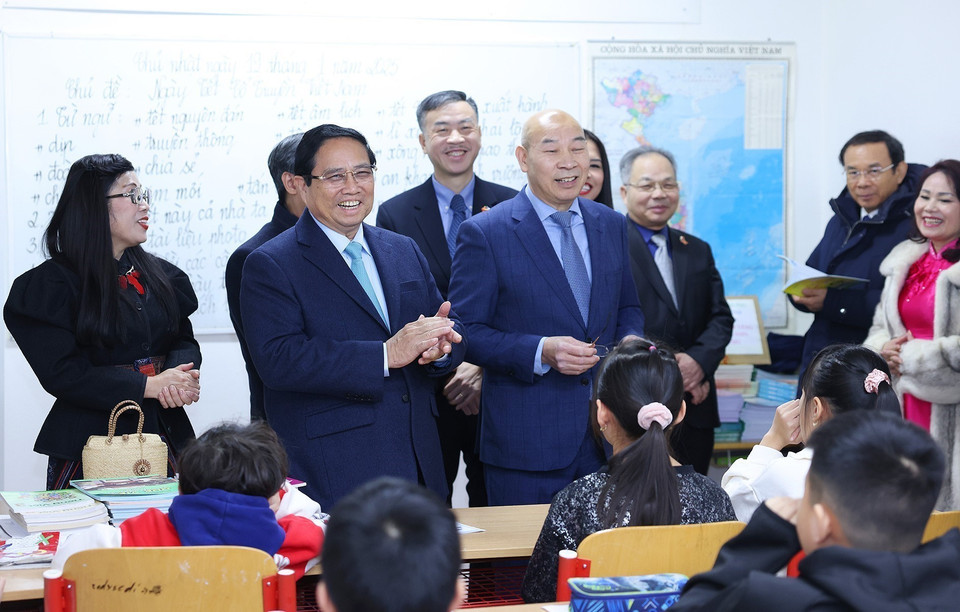 Thủ tướng Phạm Minh Chính và Phu nhân thăm lớp học Tiếng Việt cho trẻ em tại Trung tâm Thương mại Sapa tại Thủ đô Prague. (Ảnh: Dương Giang/TTXVN)