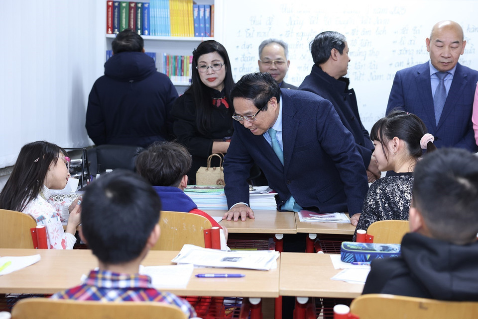 Thủ tướng Phạm Minh Chính và Phu nhân thăm lớp học Tiếng Việt cho trẻ em tại Trung tâm Thương mại Sapa tại Thủ đô Prague. (Ảnh: Dương Giang/TTXVN)