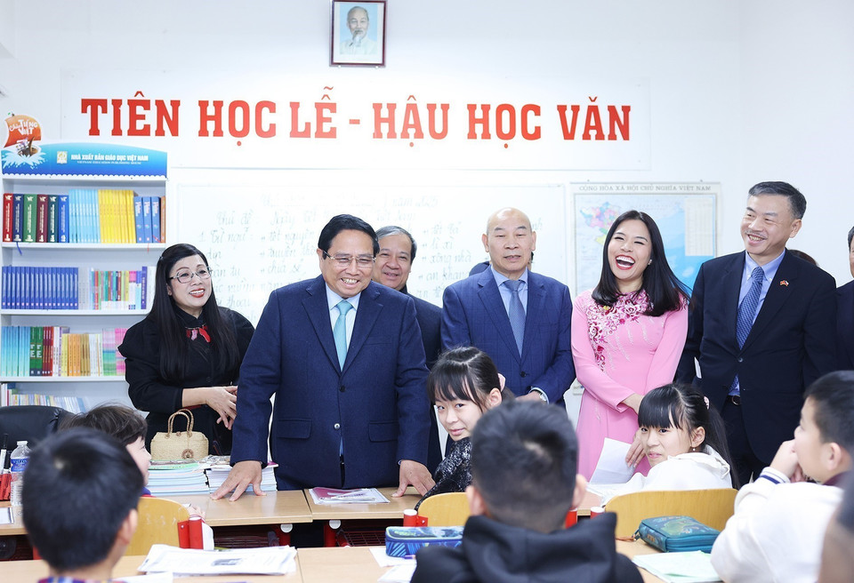 Thủ tướng Phạm Minh Chính và Phu nhân thăm lớp học Tiếng Việt cho trẻ em tại Trung tâm Thương mại Sapa tại Thủ đô Prague. (Ảnh: Dương Giang/TTXVN)