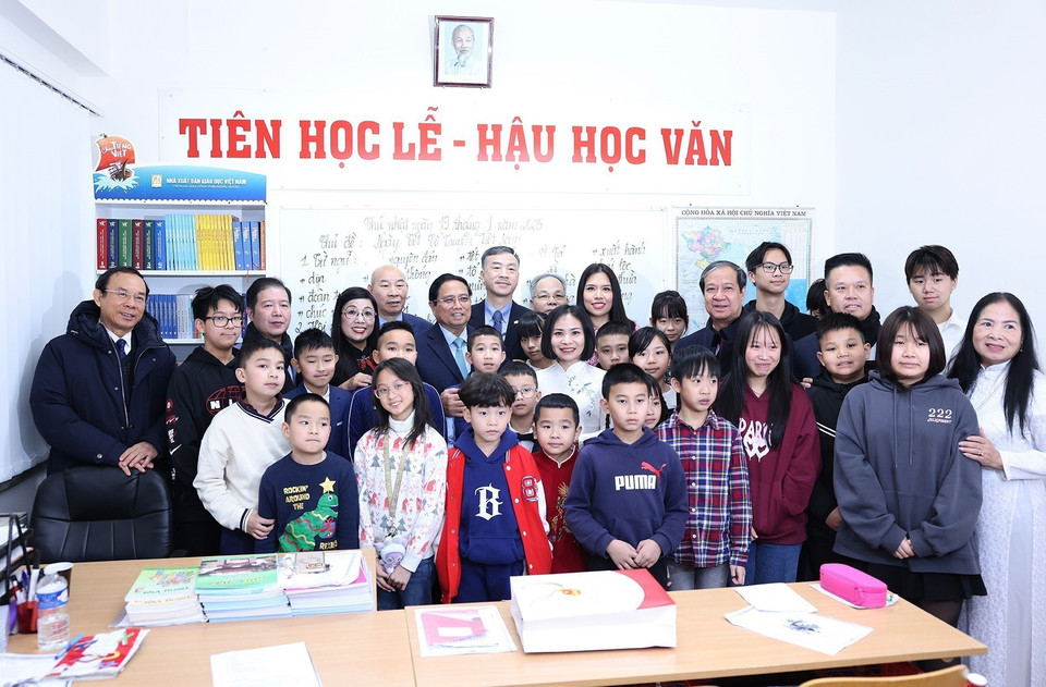 Thủ tướng Phạm Minh Chính và Phu nhân với giáo viên và học sinh lớp Tiếng Việt cho trẻ em tại Trung tâm Thương mại Sapa tại Thủ đô Prague. (Ảnh: Dương Giang/TTXVN)