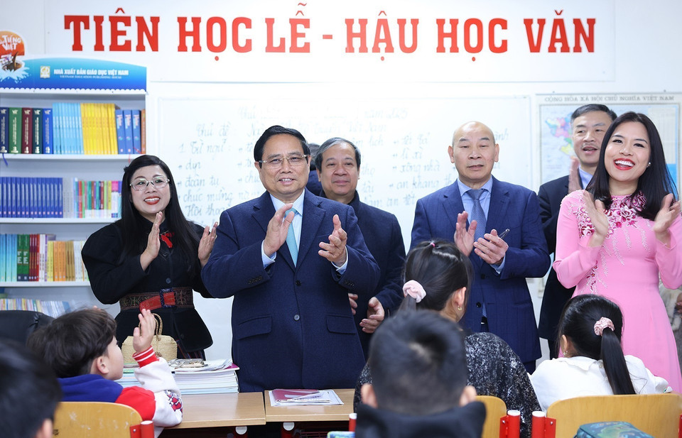 Thủ tướng Phạm Minh Chính và Phu nhân thăm lớp học Tiếng Việt cho trẻ em tại Trung tâm Thương mại Sapa tại Thủ đô Prague. (Ảnh: Dương Giang/TTXVN)