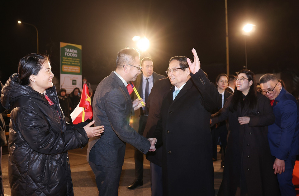 Thủ tướng Phạm Minh Chính thăm cộng đồng người Việt Nam đang kinh doanh tại Trung tâm Thương mại Sapa. (Ảnh: Dương Giang/TTXVN)