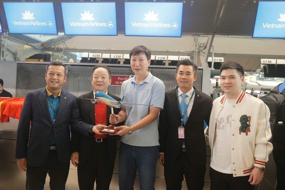 Ông Đỗ Quang Hiển, Chủ tịch Hội đồng Quản trị kiêm Tổng Giám đốc Tập đoàn T&amp;T tặng mô hình máy bay cho Huấn luyện viên trưởng Kim Sang-sik. (Ảnh: Minh Quyết/TTXVN)