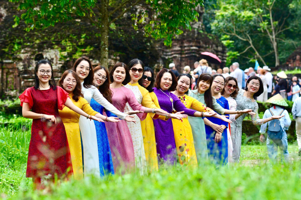 Trung tâm thông tin Thông tấn xã Việt Nam khu vực miền Trung-Tây Nguyên hưởng ứng tuần lễ áo dài. (Ảnh: Vietnam+)