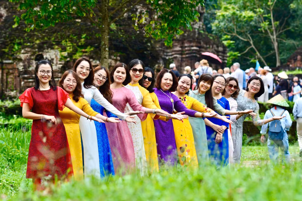 Trung tâm thông tin Thông tấn xã Việt Nam khu vực miền Trung-Tây Nguyên hưởng ứng tuần lễ áo dài. (Ảnh: Vietnam+)