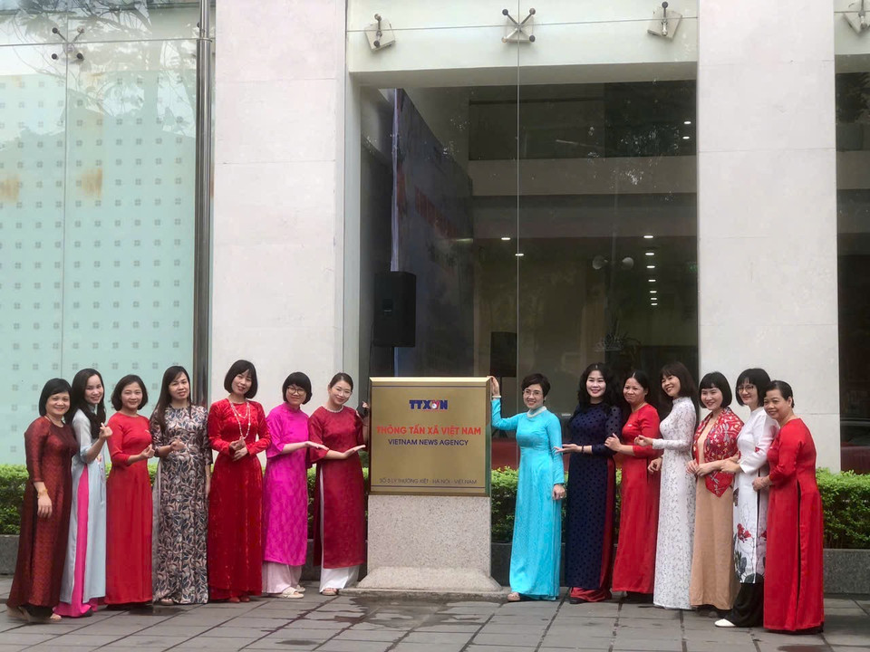 Phái đẹp Thông tấn xã Việt Nam trong những tà áo dài duyên dáng. (Ảnh: Vietnam+)
