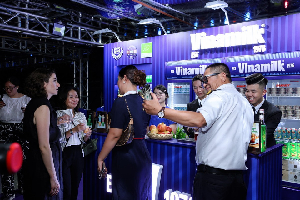 Bên cạnh các hoạt động giao lưu văn hóa và trình diễn nghệ thuật, một chi tiết đặc biệt khiến nhiều khách mời quốc tế bất ngờ: sản phẩm Vinamilk - thương hiệu sữa dẫn đầu tại Việt Nam - được phục vụ như món ẩm thực Việt độc đáo tại sự kiện (Ảnh: Nguyễn Hoàng)