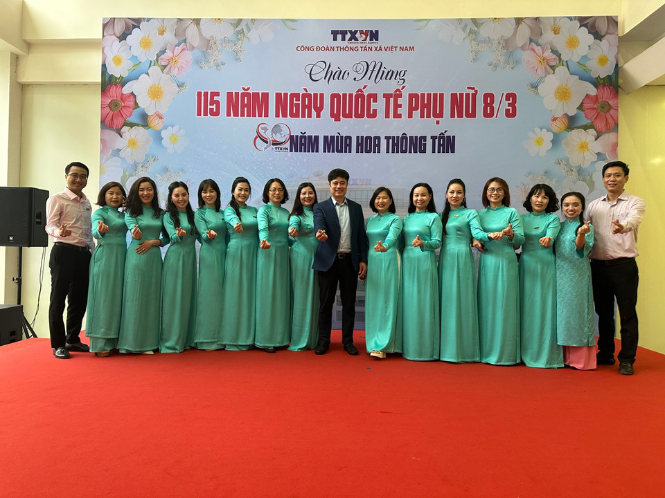 Niềm vui nhân dịp kỷ niệm ngày Quốc tế Phụ nữ. (Ảnh: Vietnam+)