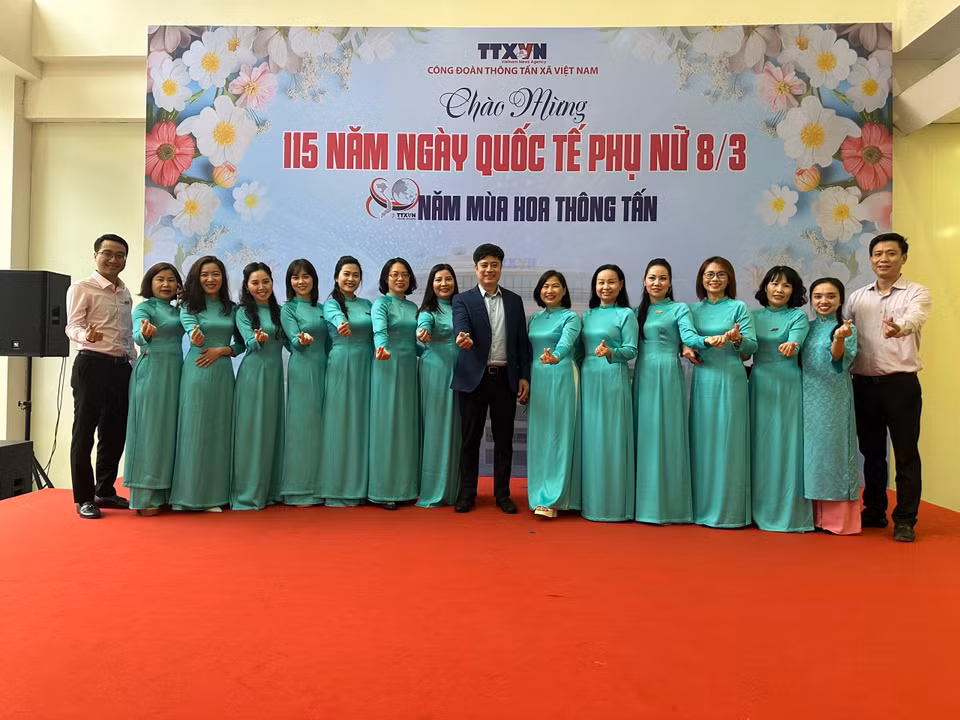 Niềm vui nhân dịp kỷ niệm ngày Quốc tế Phụ nữ. (Ảnh: Vietnam+)