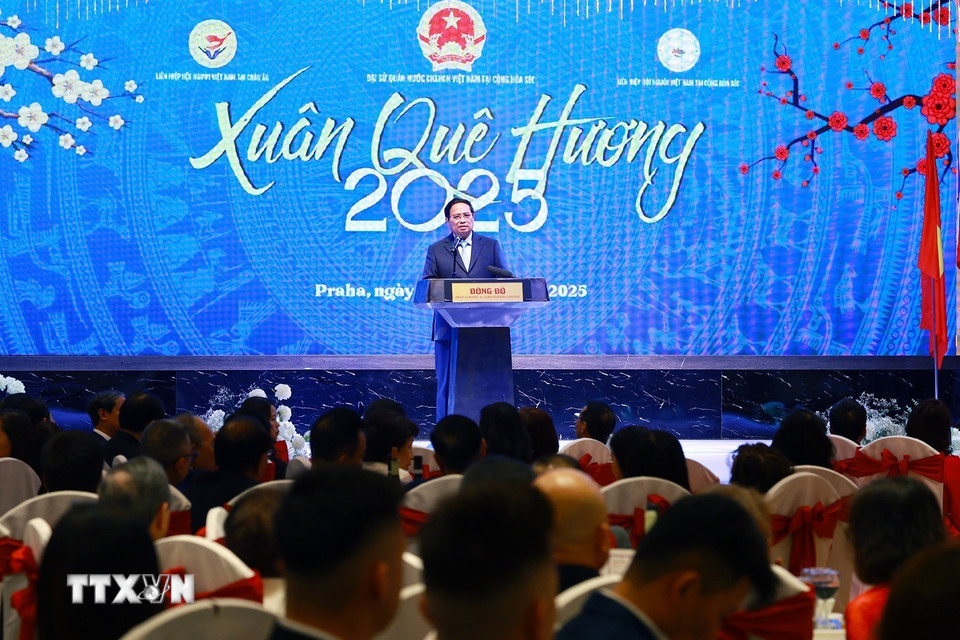 Thủ tướng Phạm Minh Chính chúc Tết cộng đồng người Việt Nam tại Cộng hòa Séc. (Ảnh: Dương Giang/TTXVN)