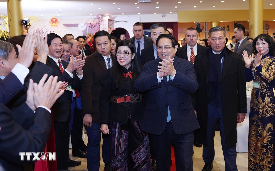 Thủ tướng Phạm Minh Chính và Phu nhân dự chương trình Xuân Quê hương 2025 tại Cộng hòa Séc. (Ảnh: Dương Giang/TTXVN)