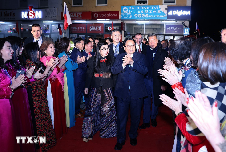 Thủ tướng Phạm Minh Chính và Phu nhân dự chương trình Xuân Quê hương 2025 tại Cộng hòa Séc. (Ảnh: Dương Giang/TTXVN)
