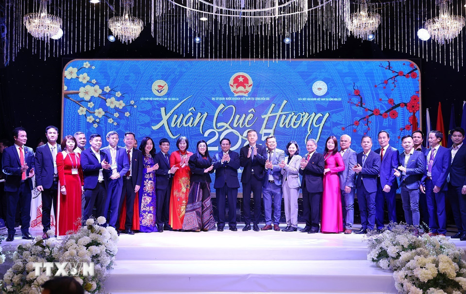 Thủ tướng Phạm Minh Chính và Phu nhân với đại diện cộng đồng người Việt Nam tại Séc dự chương trình Xuân Quê hương 2025. (Ảnh: Dương Giang/TTXVN)