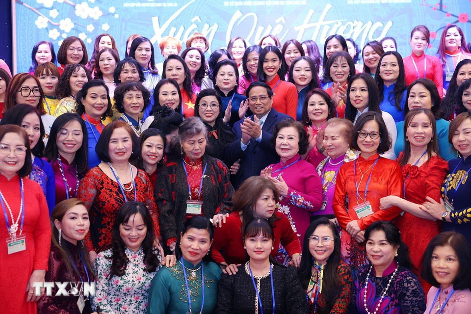 Thủ tướng Phạm Minh Chính và Phu nhân với đại diện cộng đồng người Việt Nam tại Séc dự chương trình Xuân Quê hương 2025. (Ảnh: Dương Giang/TTXVN)