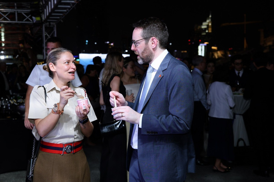 Trong không gian của một sự kiện ngoài trời, các sản phẩm kem gelato Vinamilk là lựa chọn được săn đón nhiều nhất. Lấy cảm hứng từ món kem trứ danh của Italy, gelato chinh phục khẩu vị của nhiều khách quốc tế ngay từ cái chạm đầu tiên nhờ chất kem dẻo mềm, quyện đặc, kéo sánh (Ảnh: Nguyễn Hoàng)