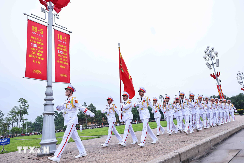 Đúng 6h, đoàn quân kỳ Quyết Thắng thực hiện các nghi thức buổi lễ chào cờ thiêng liêng. (Ảnh: Minh Đức/TTXVN)