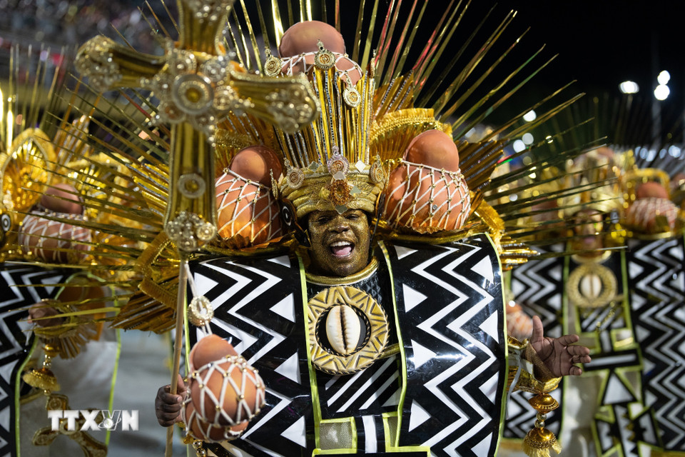 Vũ công biểu diễn tại Lễ hội Carnival ở Rio de Janeiro (Brazil). (Ảnh: THX/TTXVN)