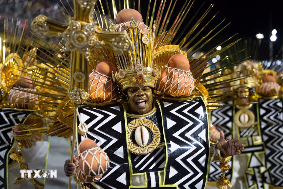 Vũ công biểu diễn tại Lễ hội Carnival ở Rio de Janeiro (Brazil). (Ảnh: THX/TTXVN)