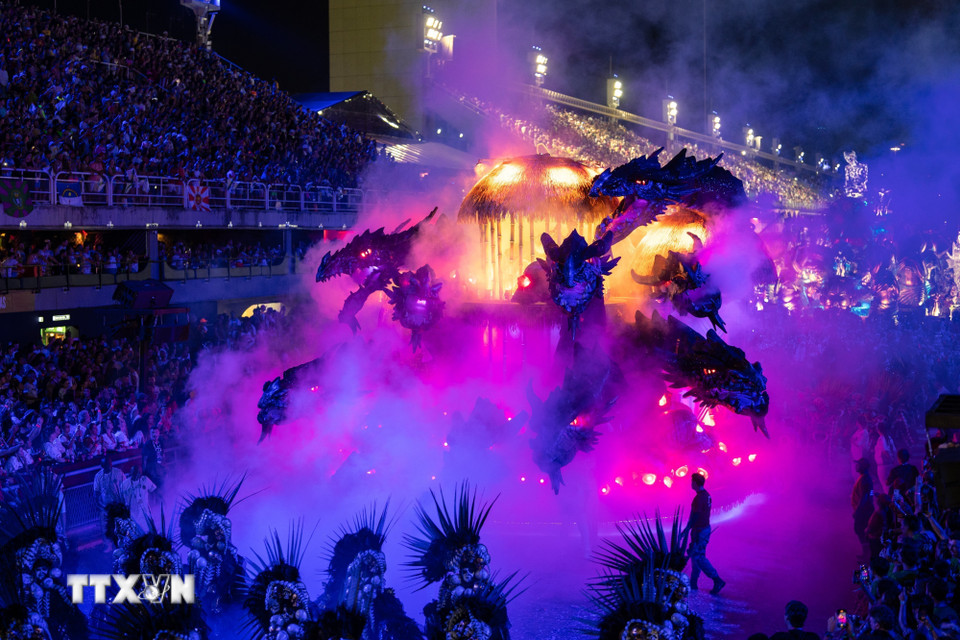 Vũ công biểu diễn tại Carnival ở Rio de Janeiro (Brazil) ngày 2/3/2025. (Ảnh: THX/TTXVN)