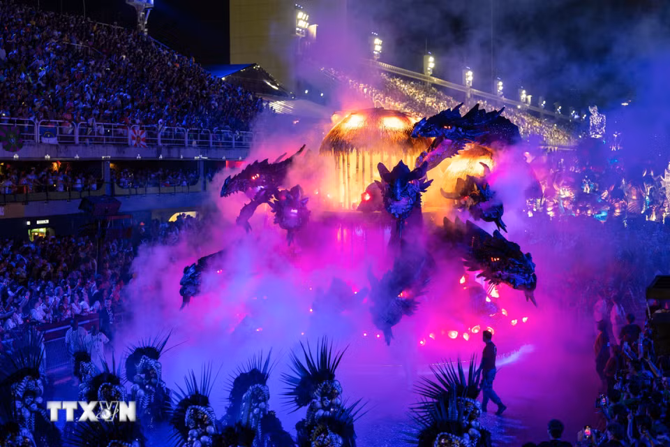 Vũ công biểu diễn tại Carnival ở Rio de Janeiro (Brazil) ngày 2/3/2025. (Ảnh: THX/TTXVN)