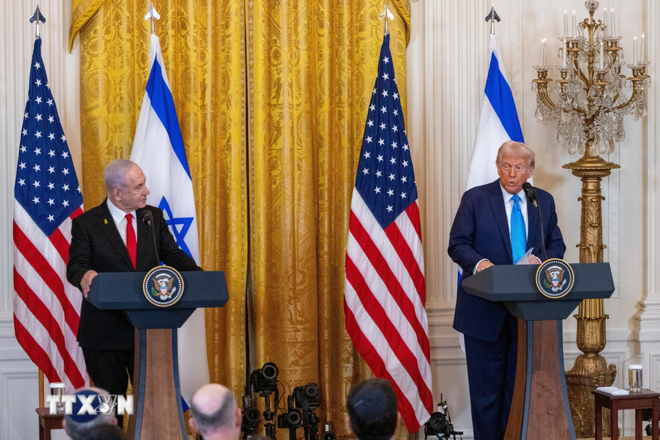 Ngày 5/3/2025, Tổng thống Mỹ Donald Trump cảnh báo Dải Gaza sẽ tiếp tục hứng chịu thêm tổn thất nếu Phong trào Hồi giáo Hamas không trả tự do cho tất cả các con tin còn lại. Ảnh: Tổng thống Mỹ Donald Trump (phải) trong cuộc họp báo chung với Thủ tướng Israel Benjamin Netanyahu ở Washington D.C., ngày 4/2/2025. (Ảnh: THX/TTXVN)