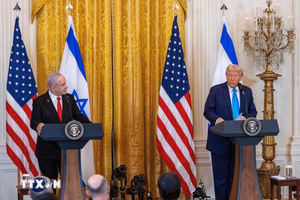 Ngày 5/3/2025, Tổng thống Mỹ Donald Trump cảnh báo Dải Gaza sẽ tiếp tục hứng chịu thêm tổn thất nếu Phong trào Hồi giáo Hamas không trả tự do cho tất cả các con tin còn lại. Ảnh: Tổng thống Mỹ Donald Trump (phải) trong cuộc họp báo chung với Thủ tướng Israel Benjamin Netanyahu ở Washington D.C., ngày 4/2/2025. (Ảnh: THX/TTXVN)