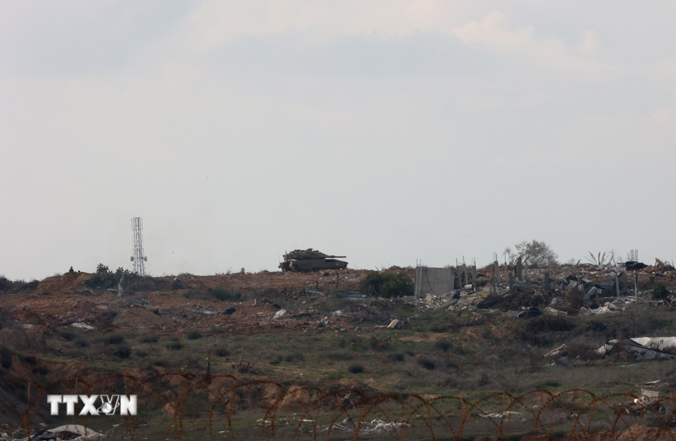 Nguồn tin khu vực Trung Đông ngày 3/3/2025 cho biết giới chức Israel dự kiến sẽ nối lại giao tranh tại Dải Gaza trong vòng 10 ngày nếu không đạt được thỏa thuận nào tiếp theo với phong trào Hamas. Ảnh: Xe tăng của Israel tại Dải Gaza. (Ảnh: THX/TTXVN)