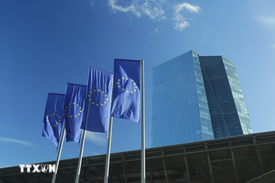 Ngày 6/3/2025, Ngân hàng Trung ương châu Âu (ECB) hạ lãi suất lần thứ 6 liên tiếp kể từ tháng 6 năm ngoái khi đưa lãi suất tiền gửi chủ chốt giảm thêm 0,25 điểm phần trăm, xuống còn 2,5%. (Ảnh: THX/TTXVN)