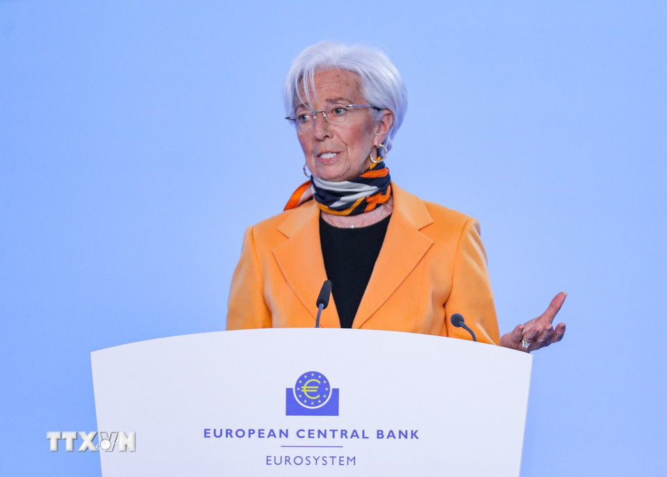 Chủ tịch ECB Christine Lagarde công bố quyết định hạ lãi suất trong cuộc họp báo tại Frankfurt (Đức). (Ảnh: THX/TTXVN)