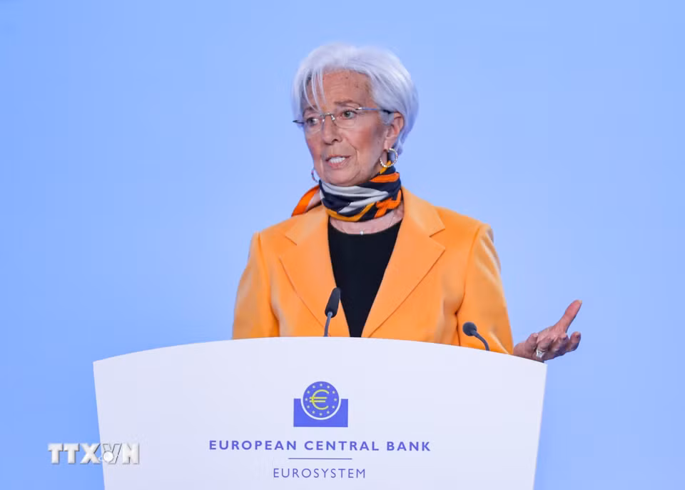 Chủ tịch ECB Christine Lagarde công bố quyết định hạ lãi suất trong cuộc họp báo tại Frankfurt (Đức). (Ảnh: THX/TTXVN)
