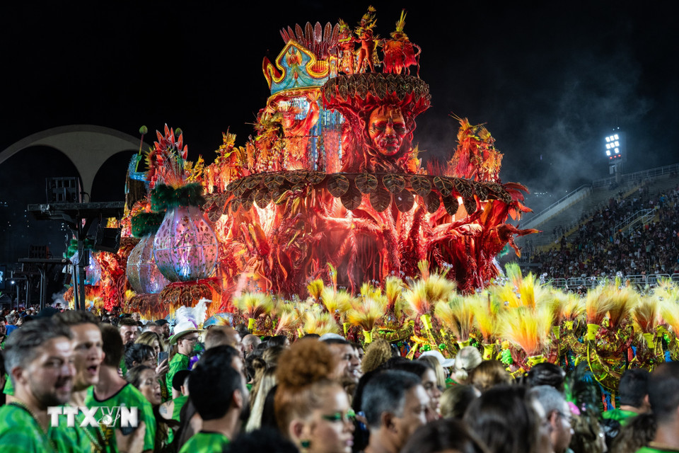 Lễ hội Carnival 2025 thu hút sự tham gia của đông đảo nghệ sỹ, người dân địa phương và khách du lịch. Ảnh: Vũ công biểu diễn tại Lễ hội Carnival ở Rio de Janeiro (Brazil). (Ảnh: THX/TTXVN)