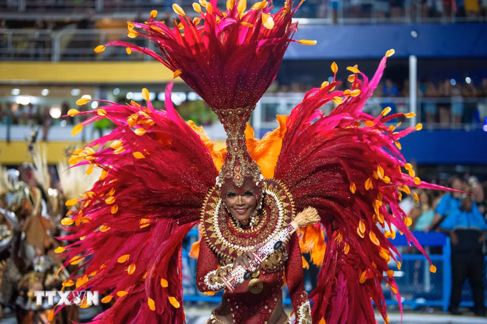 Vũ công biểu diễn tại Carnival ở Rio de Janeiro (Brazil) ngày 2/3/2025. (Ảnh: THX/TTXVN)