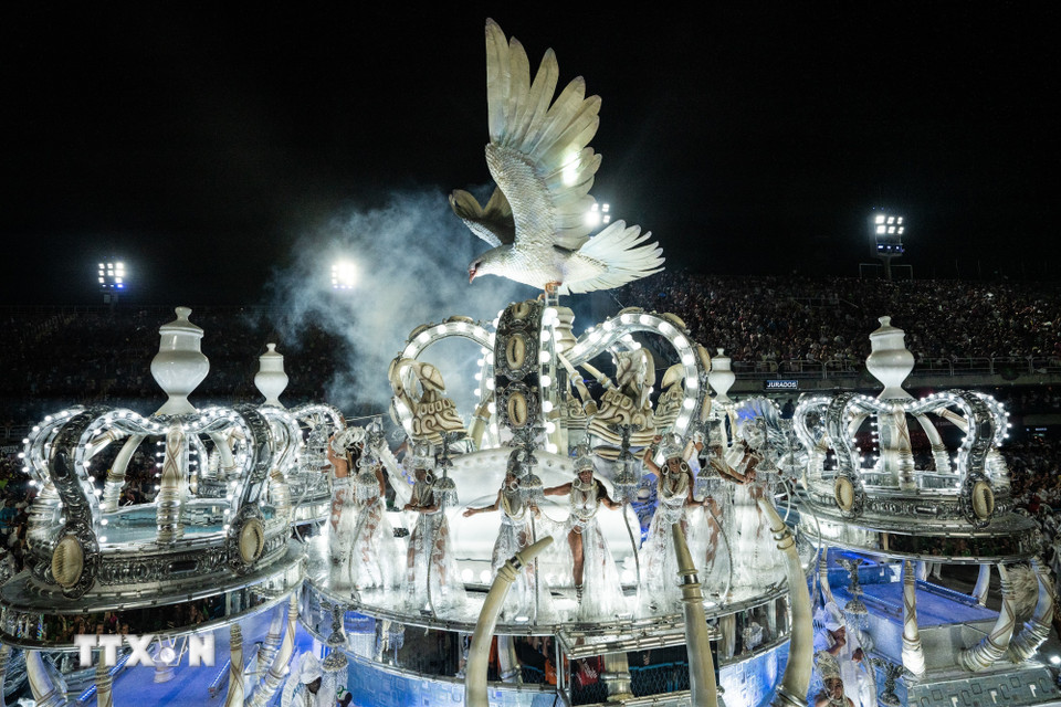 Vũ công biểu diễn tại Carnival ở Rio de Janeiro (Brazil) ngày 2/3/2025. (Ảnh: THX/TTXVN)
