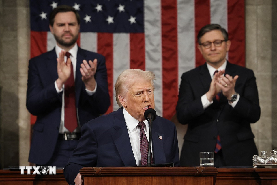 Ngày 4/3/2025, Tổng thống Mỹ Donald Trump có bài phát biểu trước Quốc hội, lần đầu tiên kể từ khi nhậm chức nhiệm kỳ 2. Bài phát biểu tập trung trình bày về tầm nhìn của ông đối với nước Mỹ và thế giới trong bối cảnh chính quyền Mỹ hiện nay đang đẩy mạnh những chính sách mạnh mẽ nhằm triển khai chủ trương "Nước Mỹ trước tiên." (Ảnh: AP/TTXVN)
