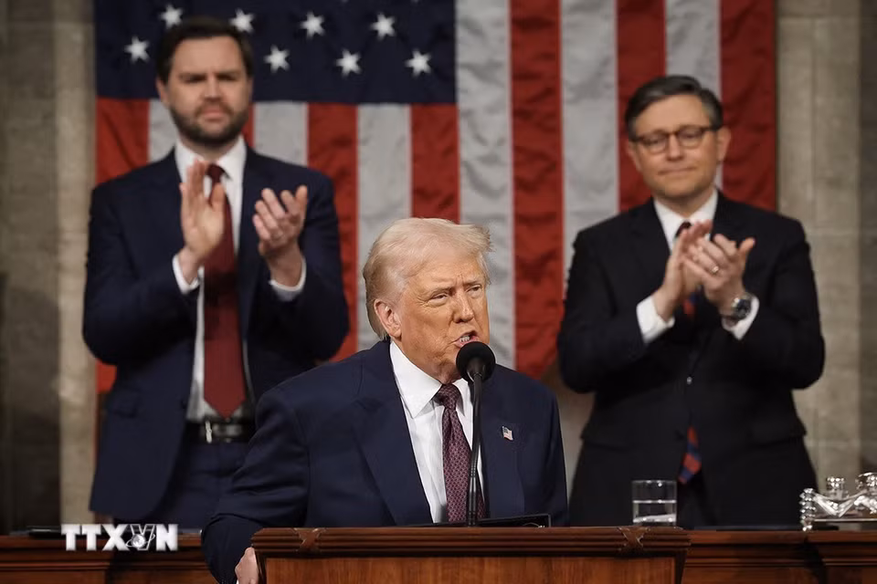Ngày 4/3/2025, Tổng thống Mỹ Donald Trump có bài phát biểu trước Quốc hội, lần đầu tiên kể từ khi nhậm chức nhiệm kỳ 2. Bài phát biểu tập trung trình bày về tầm nhìn của ông đối với nước Mỹ và thế giới trong bối cảnh chính quyền Mỹ hiện nay đang đẩy mạnh những chính sách mạnh mẽ nhằm triển khai chủ trương "Nước Mỹ trước tiên." (Ảnh: AP/TTXVN)